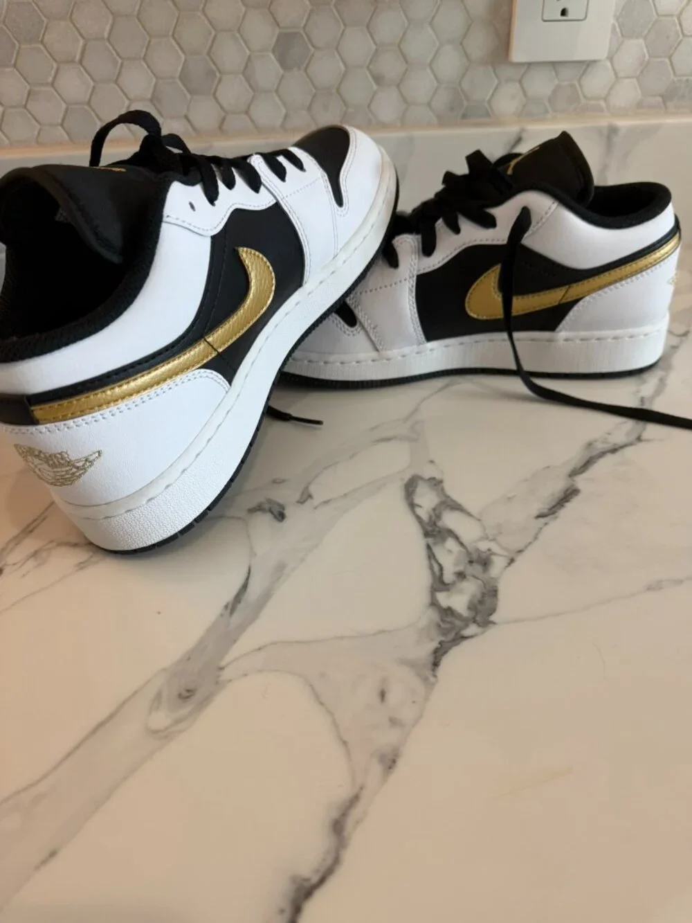 NWB/NWT Air Jordan 1 Low 'Gold Swoosh' SIZE 6.5Y - Picture 4 of 4